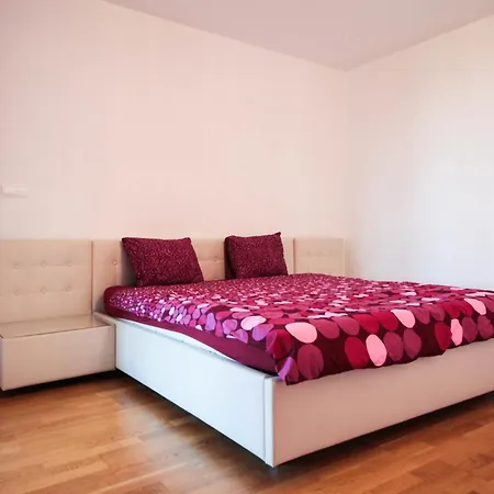Prostorný 3kk S Krásnou Terasou A Vnitřním Parkem Apartmán