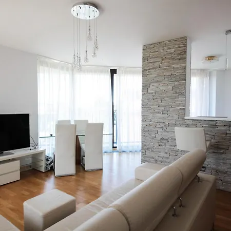 Prostorný 3kk S Krásnou Terasou A Vnitřním Parkem Apartmán Praha