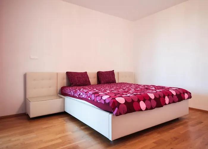 Prostorný 3kk S Krásnou Terasou A Vnitřním Parkem Apartmán