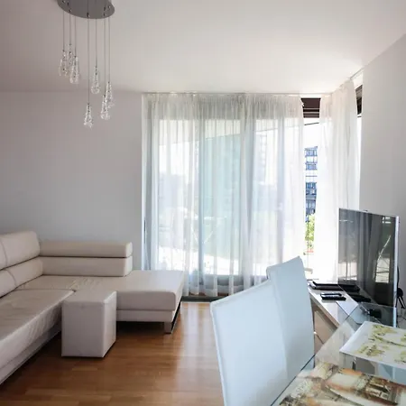 Apartament Prostorny 3kk S Krasnou Terasou A Vnitrnim Parkem Praga